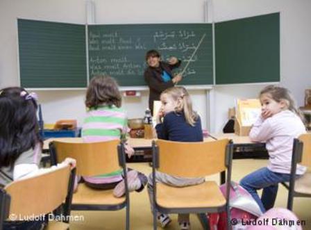 Extra language tuition for migrant children (photo: Ludolf Dahmen)