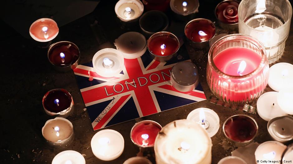 Postcard left at a candlelit vigil on Trafalgar Square for the victims of the attack in London on 22.03.2017 (Getty Images/C. Court)