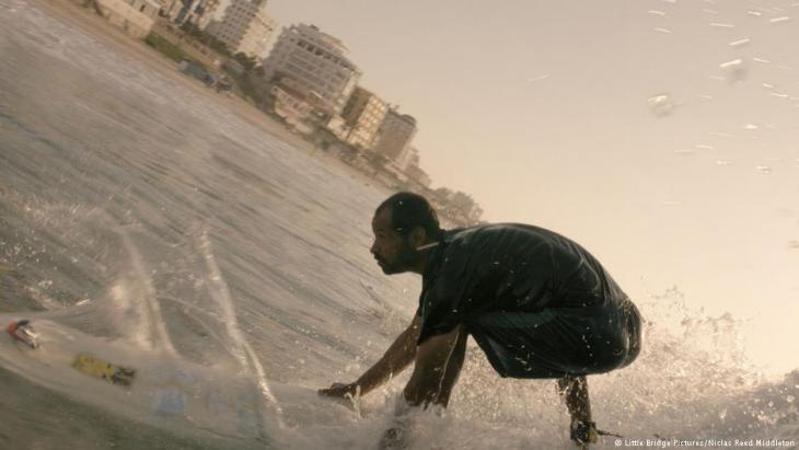 لقطة كم فيلم فيلم "نادي ركوب الأمواج في غزة" 