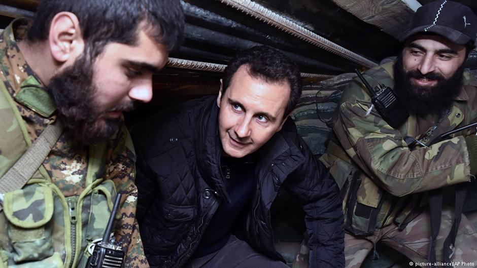 Assad während eines Truppenbesuchs in Ost-Damaskus; Foto: picture-alliance/AP