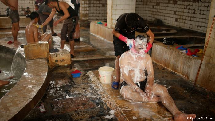 حمام العليل جنوب الموصل في العراق نابض بالحياة مجددا بعد استعادته من "داعش"