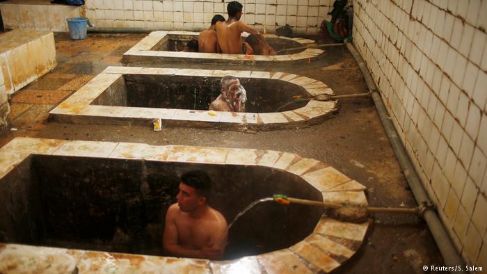 حمام العليل جنوب الموصل في العراق نابض بالحياة مجددا بعد استعادته من "داعش"