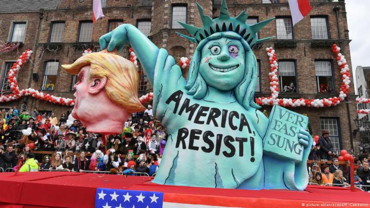 Drastic satire in Dusseldorf, Germany: New York′s Statue of Liberty is shown promoting resistance to President Trump (photo: picture-alliance/dpa)