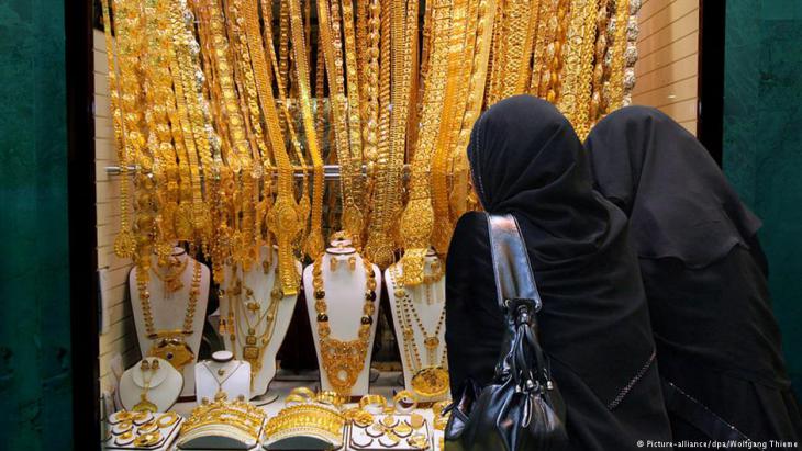 Women admiring a shop window display in Dubai′s Gold Souk (photo: dpa/picture-alliance)