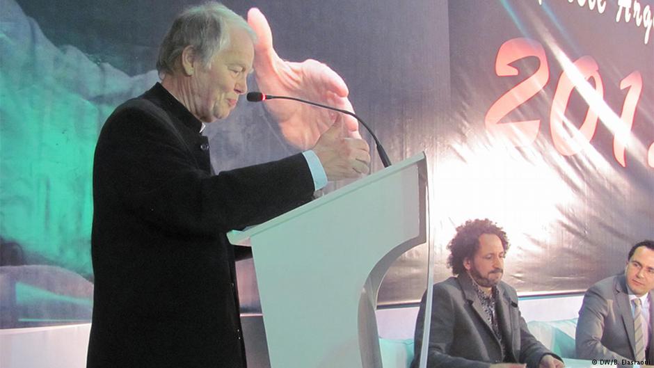 الشاعر الألماني فولكر براون يلقي كلمة بمناسبة منحه جائزة "الأركانة العالمية للشعر" في المغرب