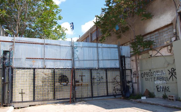 Locked gates block the view onto the mosque building site in Athens (photo: Mey Dudin)