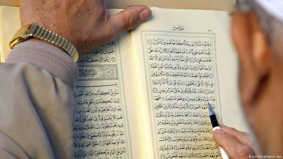 Muslim studiert den Koran; Foto: dpa/picture-alliance