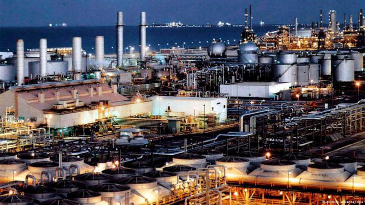 Oil refinery in Dhahran, Saudi Arabia (photo: picture-alliance/dpa)