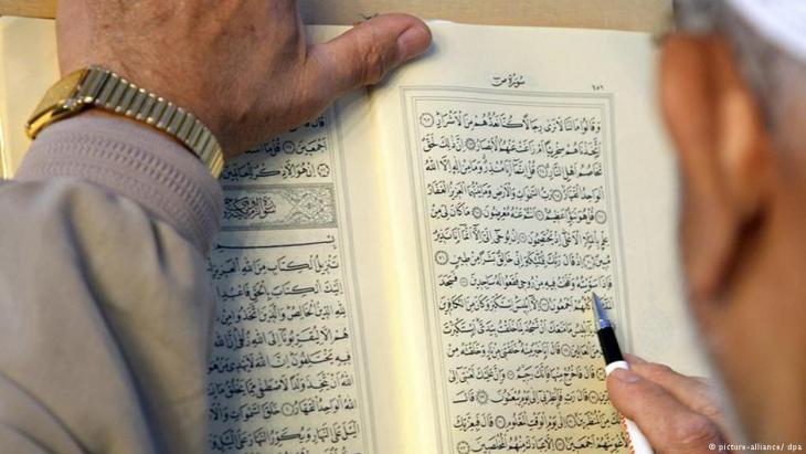 Muslim studying the Koran (photo: dpa/picture-alliance)