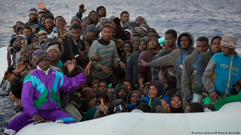Flüchtlinge im Mittelmeer; Foto: AP/picture-alliance