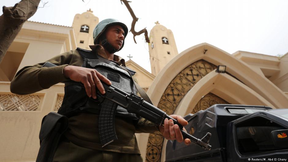 جندي مصري يحرس كنيسة.