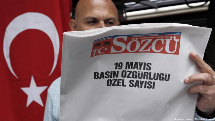 Regime-critical Kemalist newspaper Sozcu with its protest front page (photo: picture-alliance/dpa)