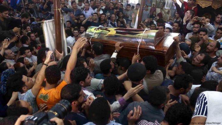 غضب وحزن في المنيا خلال تشييع جثمان ضحايا الارهاب في المنيا