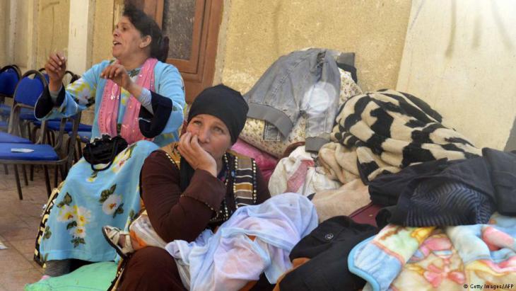 مواطنون أقباط من سكان سيناء في الطريق الى الاسماعيلية هربا من ارهاب داعش