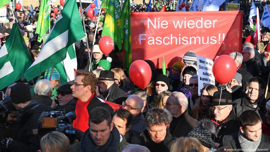 "Facism never again"- demonstrators protest outside a European National Front conference in Koblenz, January 2017 (photo: picture-alliance/dpa/B. Roessler)