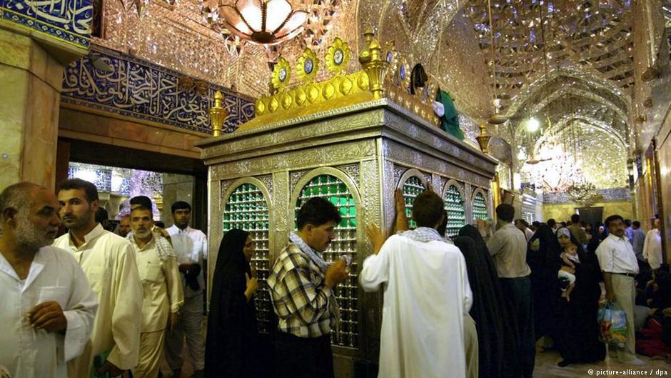 Irakische und iranische Schiiten beten am Heiligen Schrein im Innern der Imam-Hussein-Moschee in Karbala; Foto: dpa/picture-alliance