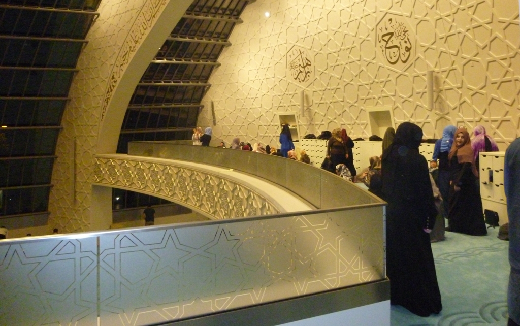 Frauen während des Gebets auf der Empore der Ditib-Zentral-Moschee; Foto: Ulrike Hummel