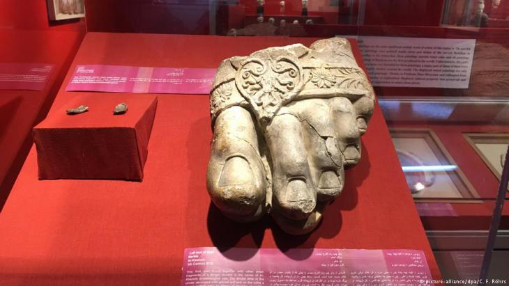 Foot of a huge statue of Zeus recovered from an ancient city in northern Afghanistan (photo: picture-alliance/dpa)