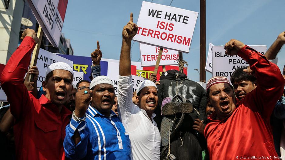 Muslims in Mumbai demonstrate following the Paris terrorist attacks, November 2015 (photo: picture-alliance/dpa/D. Solanki)