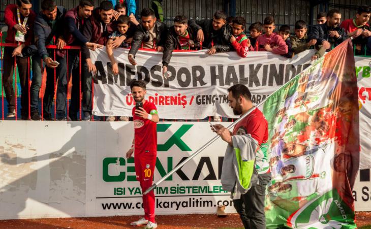 Amedspor fans and players interact (photo: Fatma Çelik)