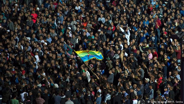 Marokko | Proteste in Rabat (Getty Images/AFP/F. Senna) موازاة مع المسيرات التي شهدتها منطقة الريف بشمال البلاد، منذ سبعة أشهر احتجاجا على التهميش والفقر والفساد، نُظمت احتجاجات في عدة مدن مغربية للتضامن مع مطالب المحتجين وإطلاق سراح الزفزافي.
