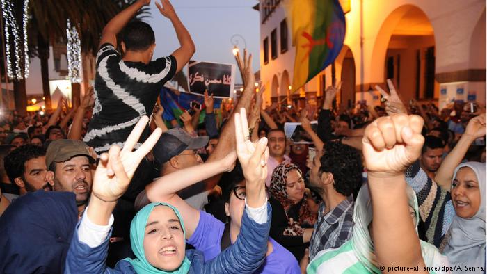 تظاهر آلاف المغاربة في عدة مدن مغربية منددين بقتل بائع السمك محسن فكري سحقا في شاحنة نفايات ومطالبين بمحاسبة المسؤولين عن مقتله.