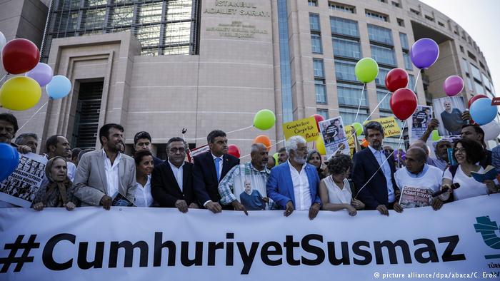 Activists release balloons outside the court in Istanbul, Turkey, where umhuriyet journalists went on trial, 24 July 2017 (photo: picture-alliance/dpa/abaca/C. Erok)