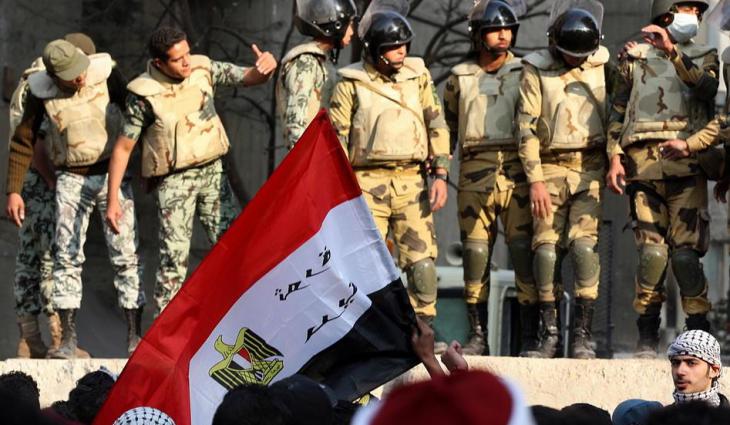 Soldiers watch protests on Tahrir Square in Cairo (photo: dpa)
