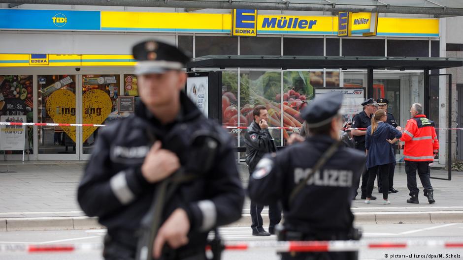 رجال الشرطة حضروا إلى محيط متجر في مدينة هامبورغ الألمانية بعدما تمكن مدنيون من مطاردة الجاني ومنع من طعن المزيد من الناس