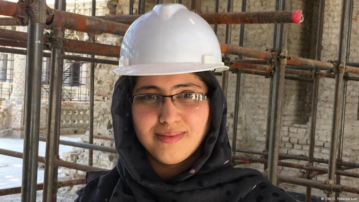 Straight from university to the Darul Aman Palace building site (photo: DW/S. Petersmann)