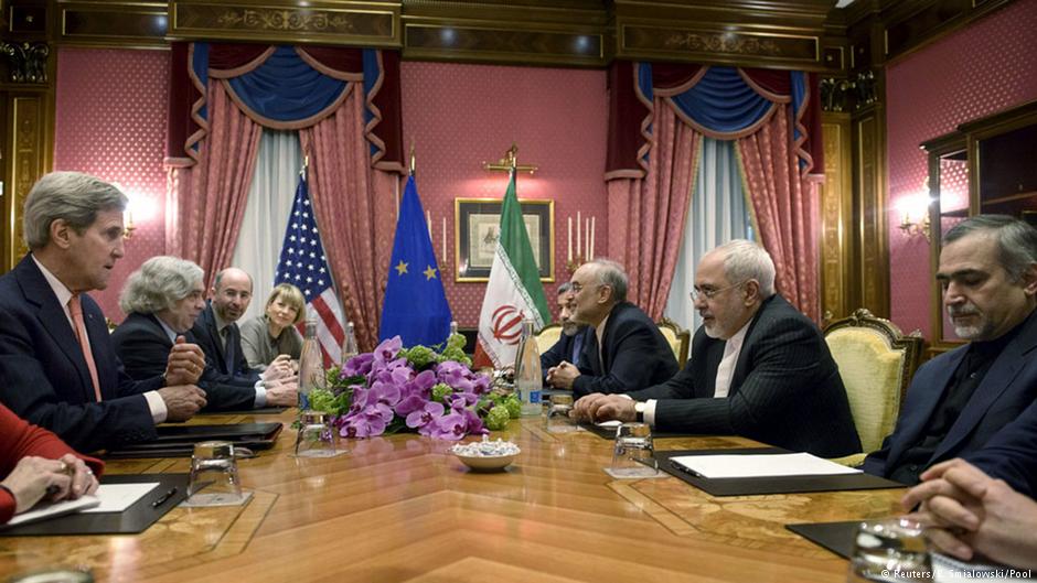 Atomverhandlungen in Lausanne.US_Außenminister Kerry und Irans Javad Zarif. Foto: Reuters/Brendan Smialowski/Pool