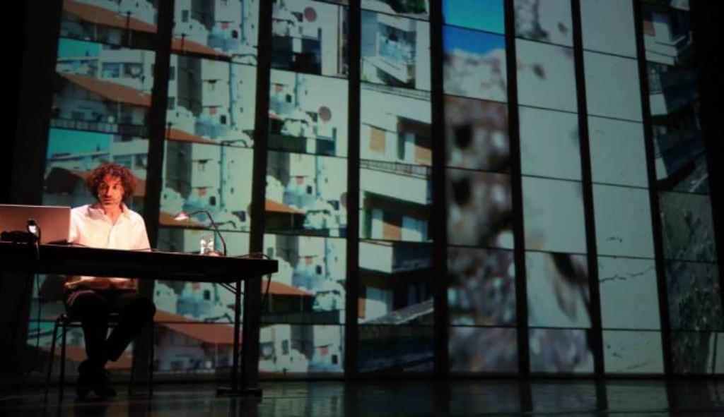 الفنان اللبناني ربيع مروة خلال عرضه الأدائي بعنوان "The Pixelated Revolution" عن نقل المعلومات والتعامل مع الصور وقوتها في عصر التكنولوجيا الرقمية. Quelle: kampnagel.de