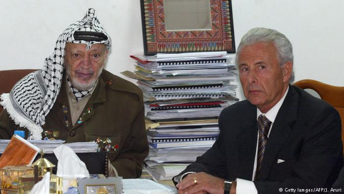 Yasser Arafat and British Middle East Representative Lord Levy in Ramallah to negotiate the roadmap (photo: Getty Images/AFP/J. Aruri)