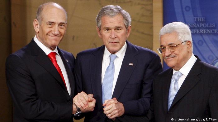 U.S. President George W. Bush with Israeli Prime Minister Ehud Olmert (left) and Palestinian President Mahmoud Abbas (photo: picture-alliance/dpa/S. Thew) 
