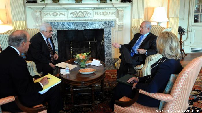 Palestinian President Mahmoud Abbas and Israeli Prime Minister Benjamin Netanyahu meet with Hillary Clinton in Washington (photo: picture-alliance/dpa/M. Milner)