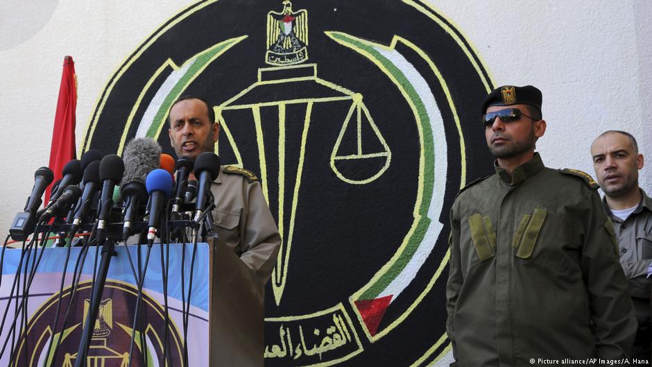 Military tribunal in Gaza pronounces the death sentence for three Palestinians accused of murdering a leading Hamas figure, Masen Fukaha, in March 2017 (photo: picture-alliance/AP Images/A. Hana)