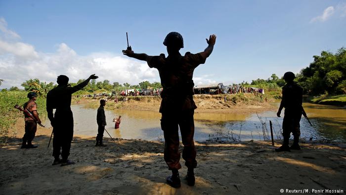 Bangladesh border guards block the Rohingyas from crossing into Bangladesh