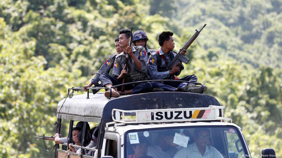 ميانمار: شرطة تحرس قافلة تابعة للأمم المتحدة ت ولمنظمات غير الحكومية عند اضطرارها للفرار في أعقاب هجوم "جيش إنقاذ روهينجا أراكان" (ARSA) في 28 / 08 / 2017. (photo: Reuters/M. Ponir Hossain)