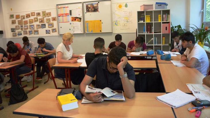 Refugees learning German in a school in Bonn (photo: DW)