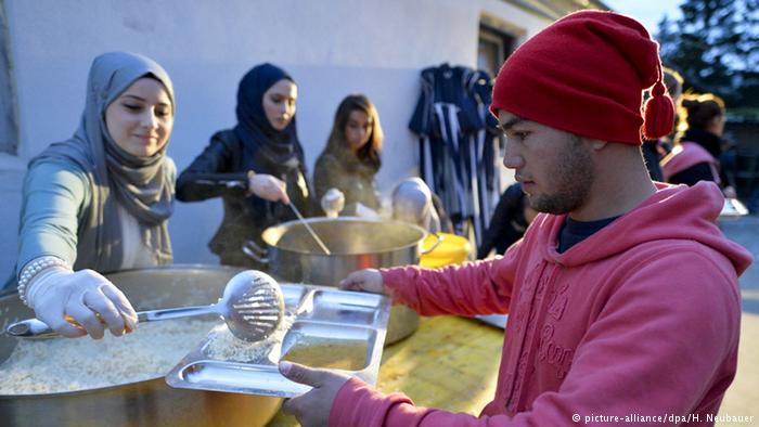 Muslim volunteers in Austria help refugees (photo: picture-alliance/dpa/H. Neubauer)