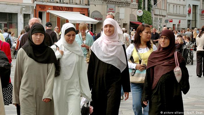 Muslim women wearing hijabs in Europe (photo: picture-alliance/dpa/F. Dean)