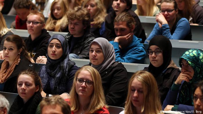 Students in a German lecture hall (photo: picture-alliance/dpa/O. Berg)