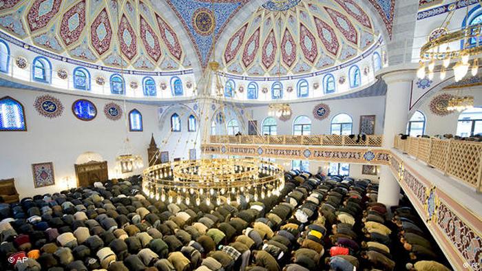 Muslims pray in a mosque in Duisburg (photo: AP)