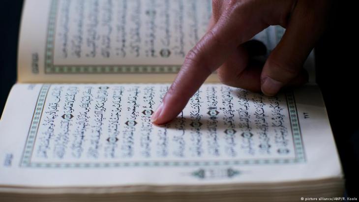 Man reading the Koran (photo: picture-alliance/ANP/R. Koole)