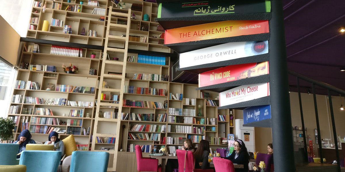 رافان الطائي، صاحبة أول مقهى للكتب في كردستان العراق: "المشكلة الأولى لكل النزاعات هي الجهل وضيق الأفق والقراءة تجعل المرء يدرك "أننا كلنا متشابهون لدرجة مخيفة"
