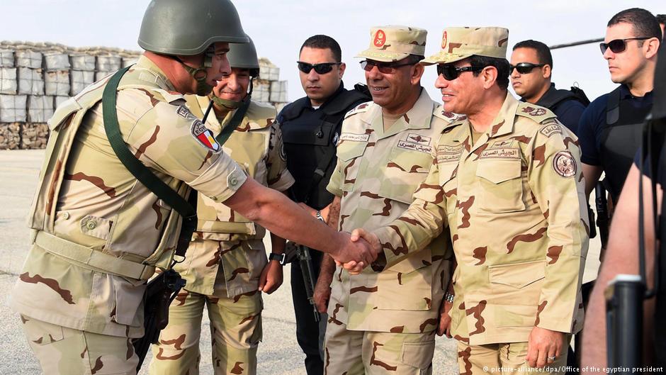 Ägyptens Präsident Sisi (r.) im Kreise ägyptischer Militärs; Foto: picture-alliance/dpa 