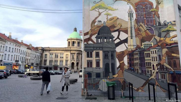 Molenbeek Town Hall – left, the genuine article, right as graffiti (photo: DW)