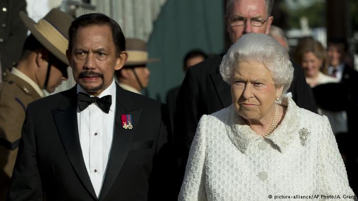 Brunei Sultan Hassanal Bolkiah and Queen Elizabeth II in London (photo: picture-alliance/AP Photo/A. Grant)