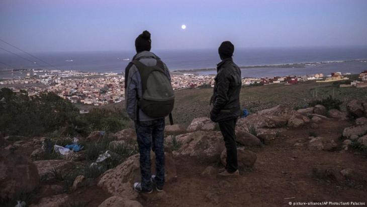 Refugees in the Moroccan province of Nador gaze down on the Spanish exclave of Melilla (photo: picture-alliance/AP)