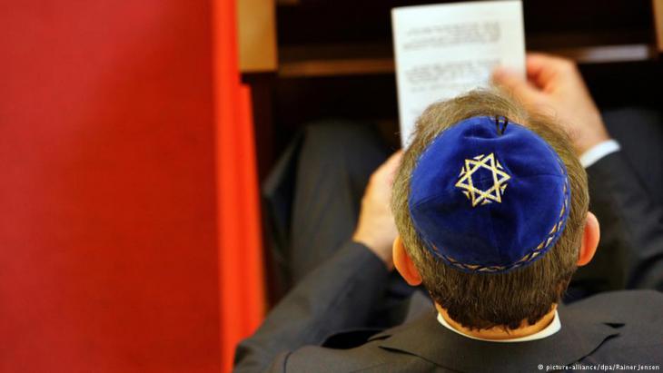 A member of Berlin′s Jewish community prays in the synagogue in Berlin Wilmersdorf (photo: dpa/picture-alliance)